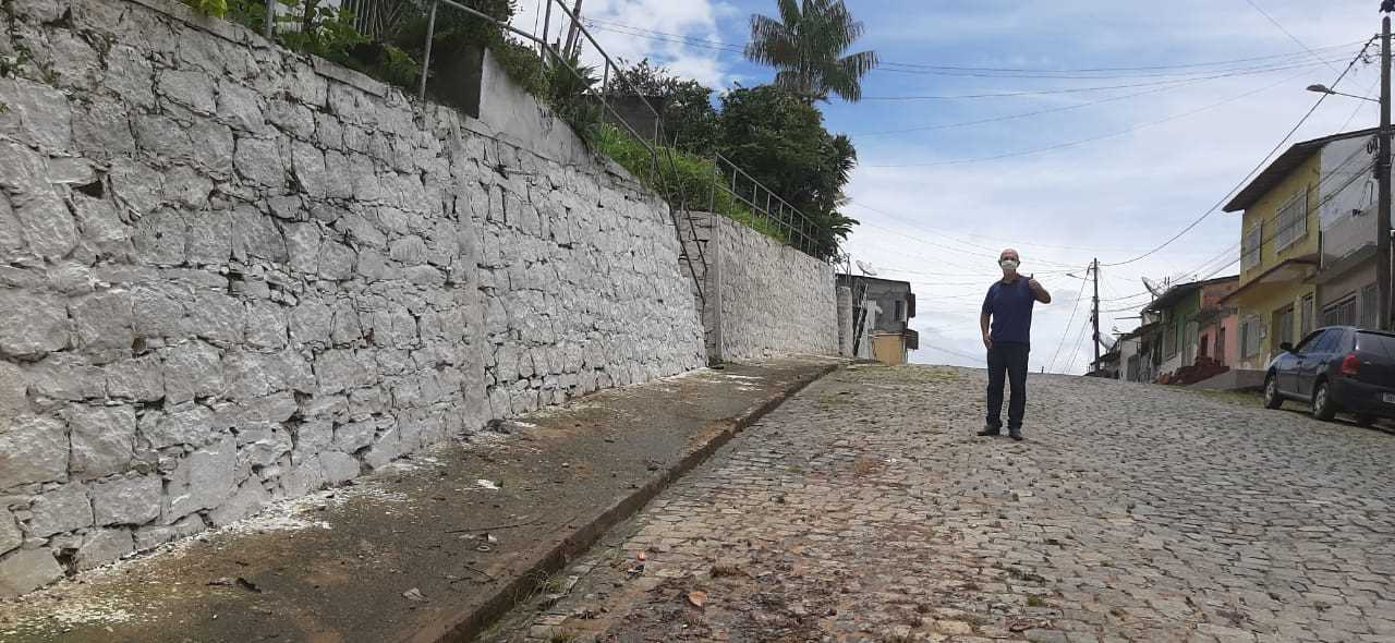 Camacã: Moradores da escadaria da Rua Duque de Caxias comemoram a instalação de Corrimãos